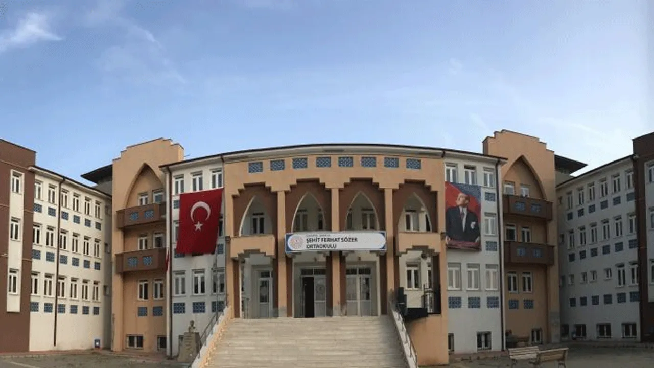 Karasu'daki o okulda yenileme çalışması yapılacak! İhale yay