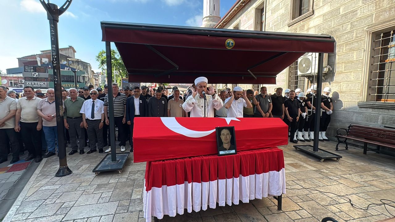 Evinde kalp krizi geçiren polis memuru son yolculuğuna uğurl