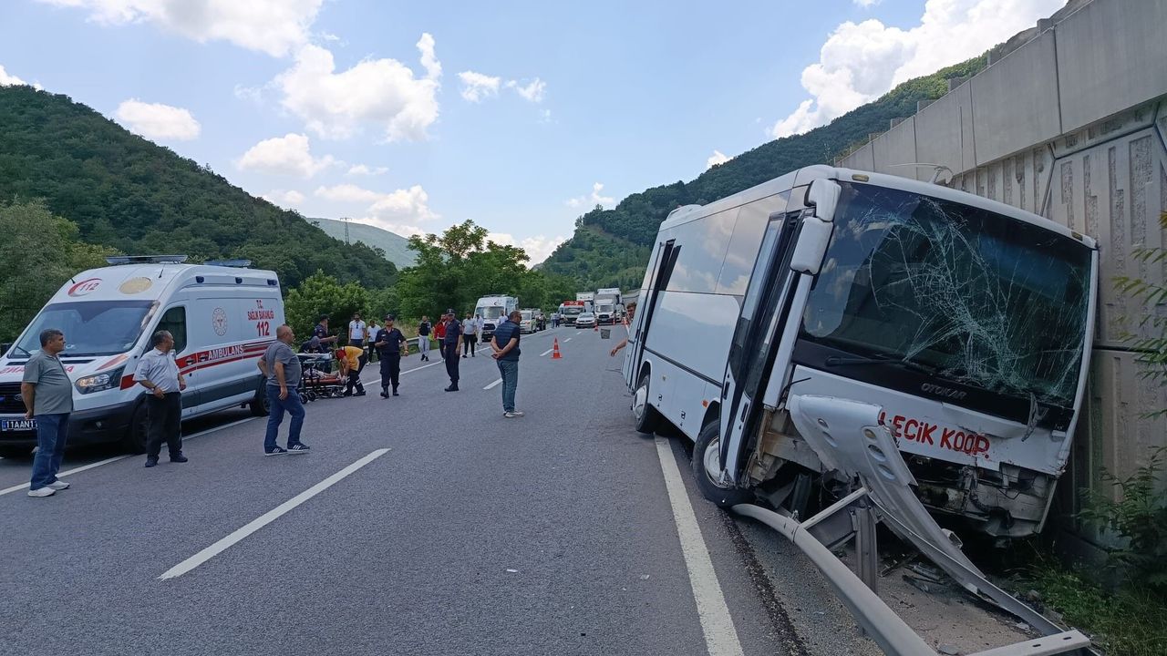 Midibüs tıra arkadan çarptı: 6 yaralı