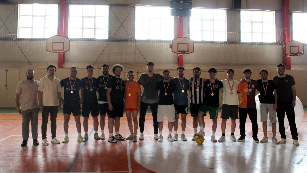 Balon futbolu turnuvasında ödüller sahiplerini bul