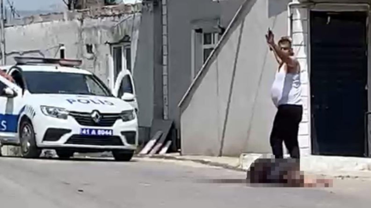 Sokakta dehşet; Eşini defalarca bıçakladı
