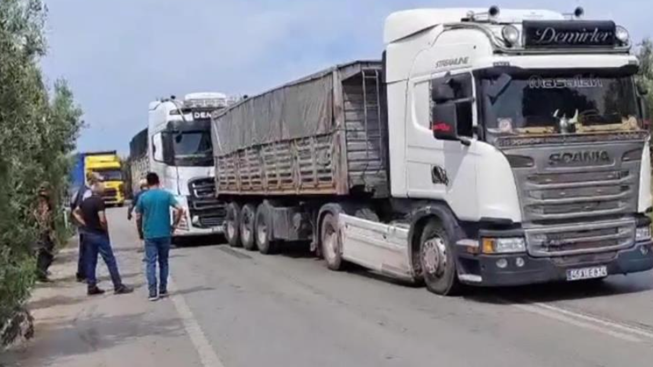 Baba ve oğlunun kullandığı tırlar çarpıştı