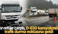 Tır refüje çarptı: D-650 karayolunda trafik durma noktasına geldi