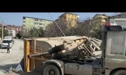 Tırın kasası devrildi, tüm harç yola saçıldı