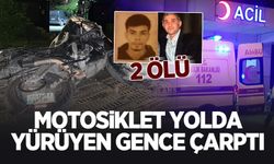 Motosiklet yolda yürüyen gence çarptı: 2 ölü