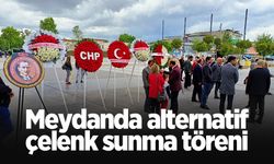 Meydanda alternatif çelenk sunma töreni