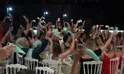 Kadınlar matinede mendil yerine maske salladı