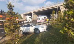 Otomobil kaygan zeminde yoldan çıktı: 3 yaralı