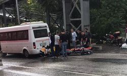 Kontrolden çıkan motosiklet minibüse çarptı, sürücüsü yaralandı