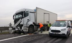 Kuzey Marmara Otoyolu'nda kamyon tıra arkadan çarptı: 3 yaralı