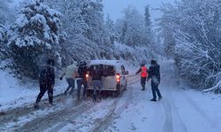  İznik'te yoğun kar yağışı hayatı felç etti, araçlar yolda kaldı