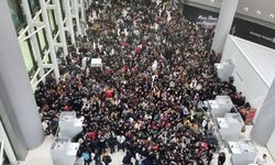 Binlerce yardım gönüllüsü deprem bölgesine gitmek için İstanbul Havalimanına akın etti