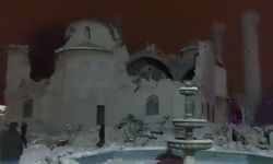 Depremde 123 yıllık Yeni Camii yıkıldı
