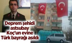 Deprem şehidi astsubay Davut Koç'un evine Türk bayrağı asıldı