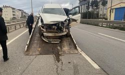 Otomobil bariyerlere çarptı: 3 yaralı