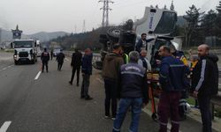 Bilecik'te kontrolden çıkan kamyon bariyerlere devrildi