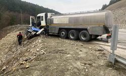 Bolu’da otomobil kamyona ok gibi saplandı: 2 ölü