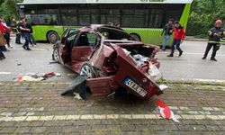 Belediye otobüsü ile çarpışan otomobil paramparça oldu