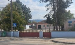 Okul önündeki direk tehlike saçıyor