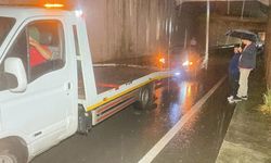 Kocaeli'de cadde ve sokaklar sular altında kaldı, 3 araç arıza yaptı