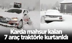 Karda mahsur kalan 7 araç traktörle kurtarıldı