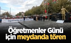 Öğretmenler Günü için meydanda tören