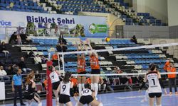 Sakarya Voleybol, evinde Karabük Gençlik Spor'u mağlup etti