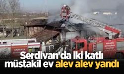 Serdivan'da iki katlı müstakil ev alev alev yandı
