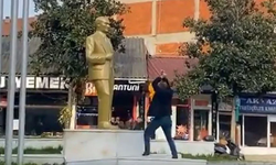 Akyazı'da Atatürk büstüne balyozlu saldırı kamerada!