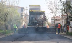 Hendek'te 4 sokak daha sıcak asfaltla yenilendi