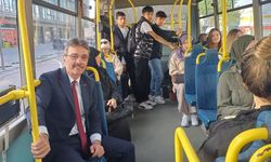 Erenler Belediye Başkanı Dinç, işe otobüsle gidip geliyor