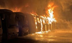 Servis otoparkında yangın! Minibüs ve otobüsler küle döndü