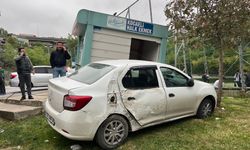 Otomobil halk ekmek büfesine çarptı: 2 yaralı