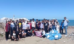 Öğrenciler sahilde çöp topladı