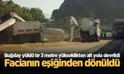 Buğday yüklü tır 3 metre yükseklikten alt yola devrildi