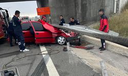 Bariyerlere çarpan otomobil hurdaya döndü: 1 yaralı