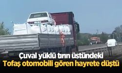 D-650'de ilginç manzara: Çuval yüklü tırın üstündeki Tofaş otomobili gören hayrete düştü