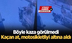 Böyle kaza görülmedi: Kaçan at, motosikletliyi altına aldı