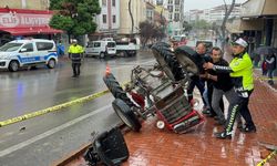 Devrilen traktörün altında kalan sürücü feci şekilde öldü, 1 kişi yaralandı