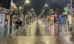 Çark Caddesi yağmurla buluştu