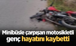 Minibüsle çarpışan motosikletli genç hayatını kaybetti