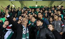 Başkan Alemdar, Sakaryaspor maçını genç tatangalarla izledi