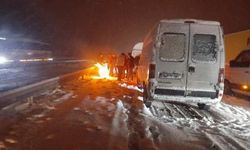 Yolda kalan tırlar emniyet şeridine alındı, trafik açılmaya başladı