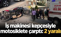 İş makinesi kepçesiyle motosiklete çarptı: 2 yaralı