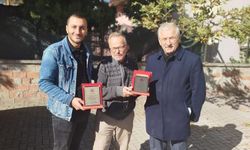 Belediyeden emekli olan personel iki Mahalle Muhtarından plaket aldı