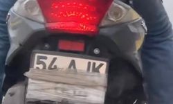 Motosikletin plakasını kapatarak gezen sürücü polise yakalandı