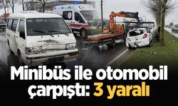 Minibüs ile otomobilin çarpıştığı kazada 3 kişi hafif şekilde yaralandı