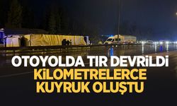 Tır devrildi, uzun araç kuyrukları oluştu