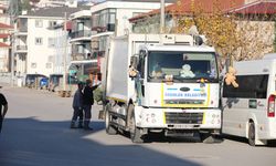 Çöp kamyonlarını oyuncak bebeklerle donattılar