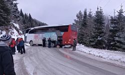 Felaketten kıl payı dönüldü! Kontrolden çıkan otobüs yolu kapattı